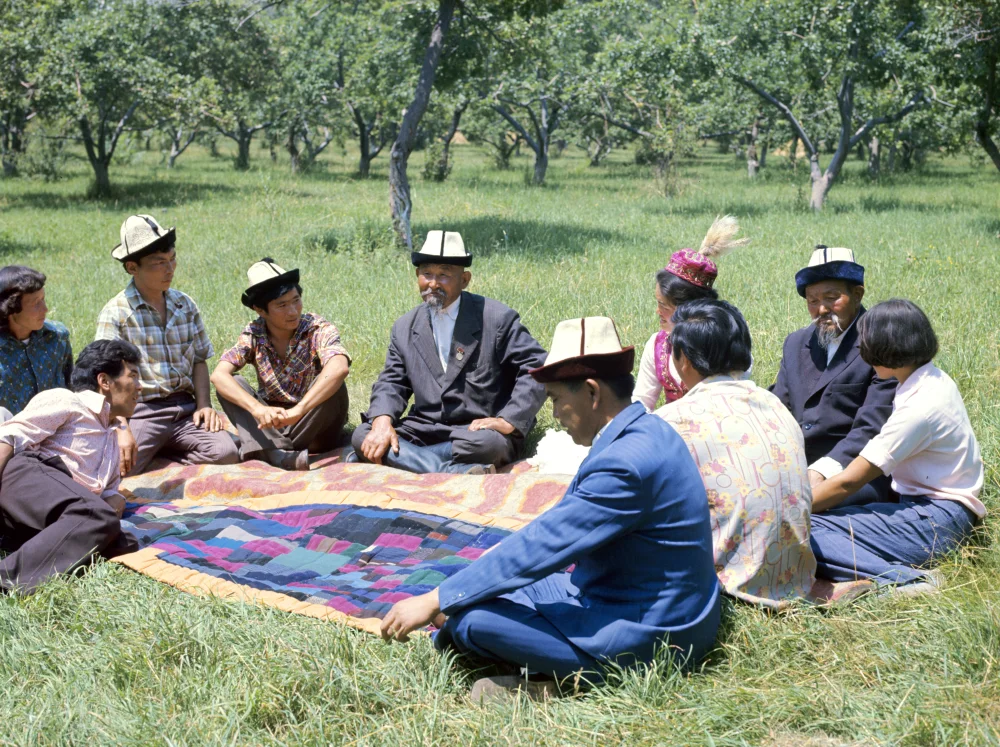 Manaschi storytellers tell young people about the lives and military campaigns of the Kyrgyz heroes Manas, Semetey, Seitek. Kyrgyzstan. 1979/ RIA Novosti