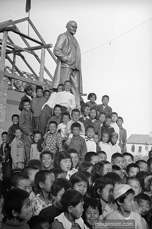 Ленин ескерткішінің қасында тұрған корей балалары. Өзбекстан 1938-1939 жж. Макс Пенсонның коллекциясынан алынған сурет
