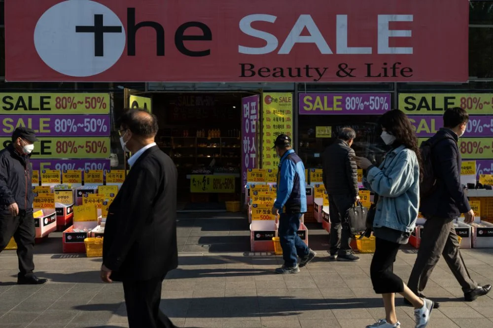 Сеулдегі кеш. Дүкендер/SongJoon Cho/Bloomberg via Getty Images