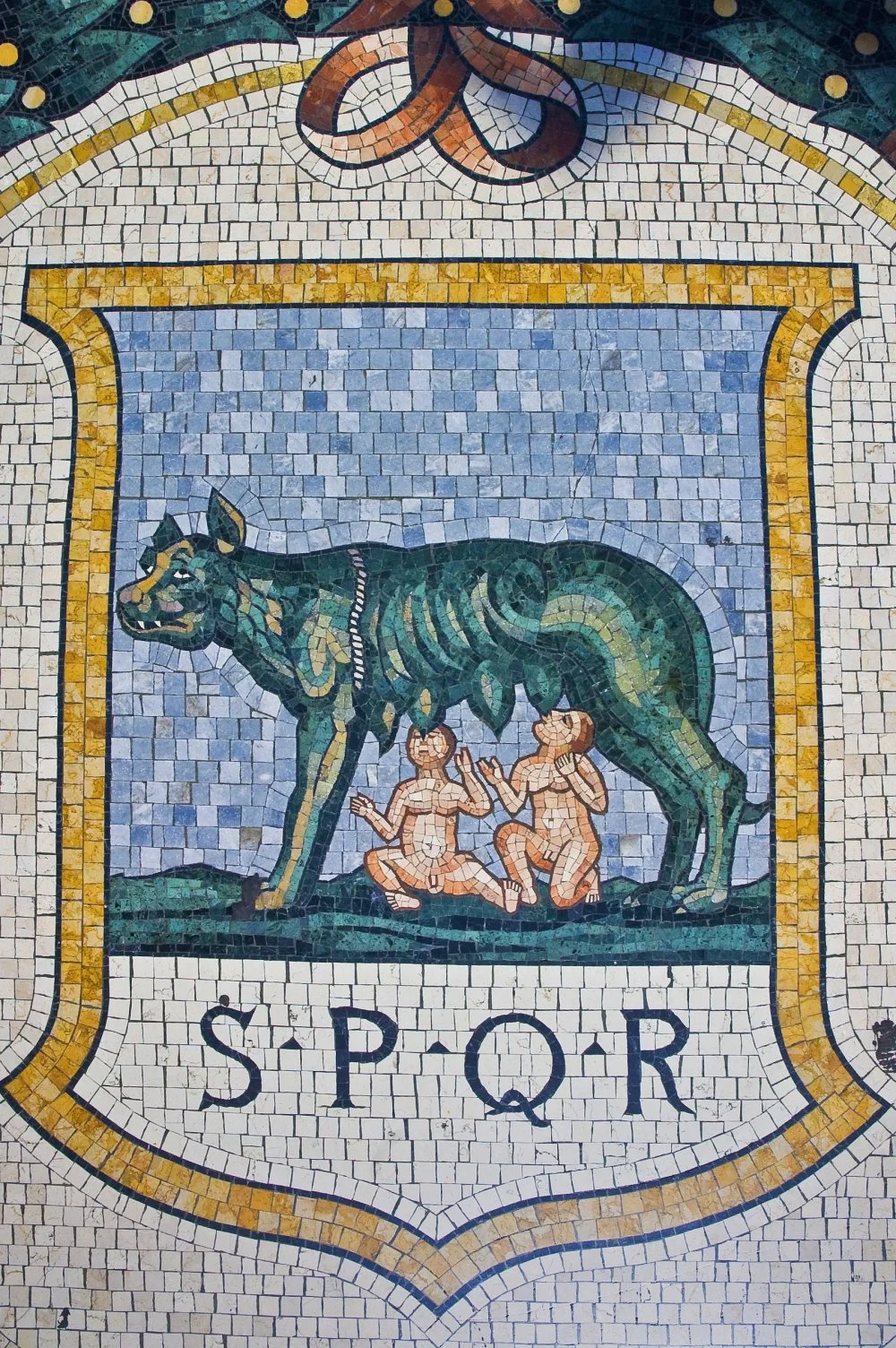 Мозаика с изображением Капитолийской волчицы. Галерея Виктора Эммануила II, Милан/Shutterstock
