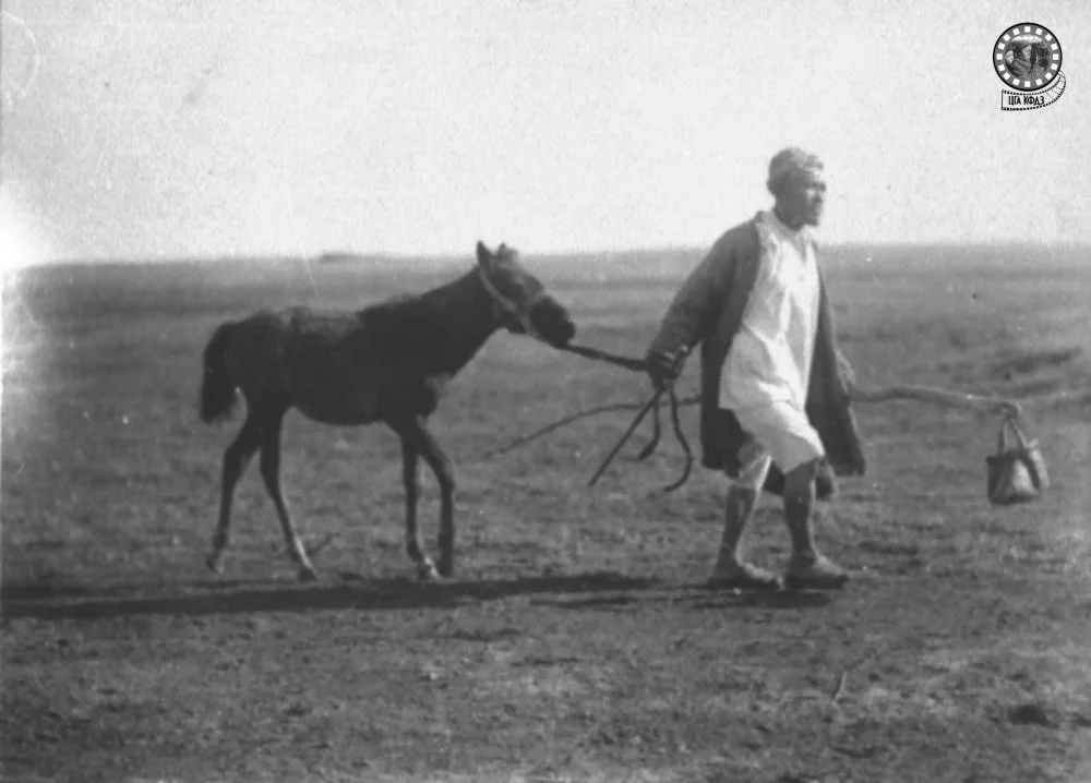Дмитрий Багаев. Құдықтан осындай былғары шелекпен су тартқан. Павлодар облысы, 1917 жыл / ҚРОМКФДЖА