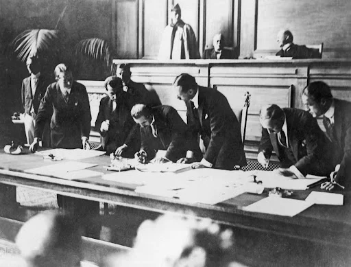 Подписание Лозаннского мирного договора во дворце Рюмина. Лозанна, Швейцария, 24 июля 1923 года / Keystone-France / Getty Images