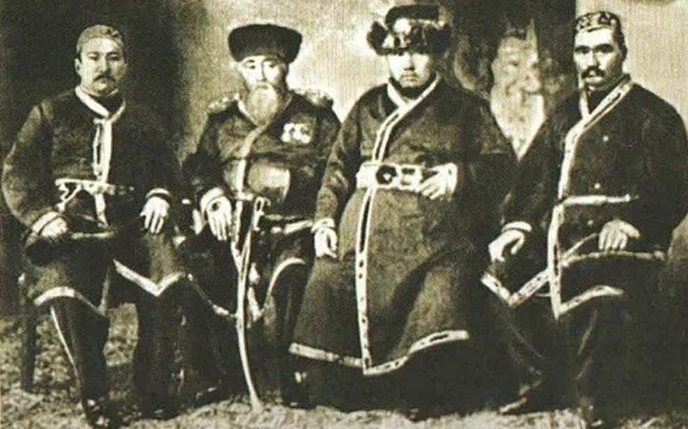 Отец Шокана Уалиханова — Чингиз Уалиханов (второй слева). 1865 год / ЦГА КФДЗ РК