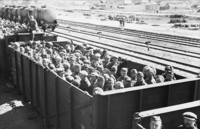 Тұтқынға түскен кеңес жауынгерлері тауар вагонында. Беларусь, 1941 жылдың 21 қыркүйегі / German Federal Archives