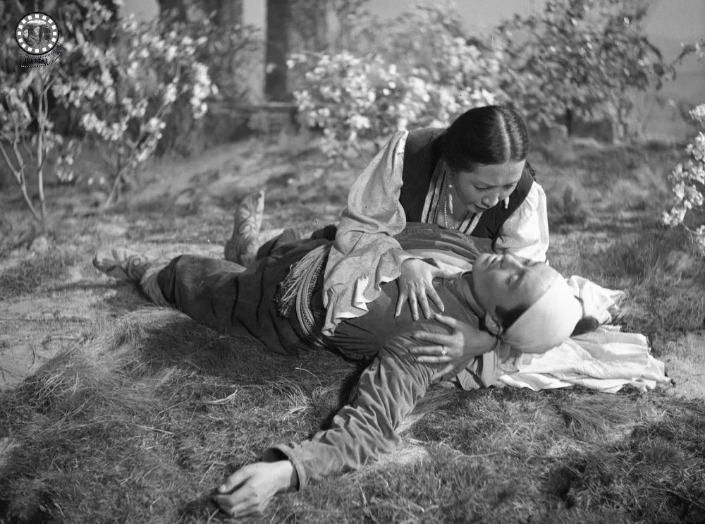 «Махаббат туралы аңыз» фильмінен көрініс. Рөлдерде: Баян Сұлу — Шолпан Жандарбекова; Қозы Көрпеш — Төлеген Арғынбеков. 1954 жыл / ҚР ОМ КФДЖА