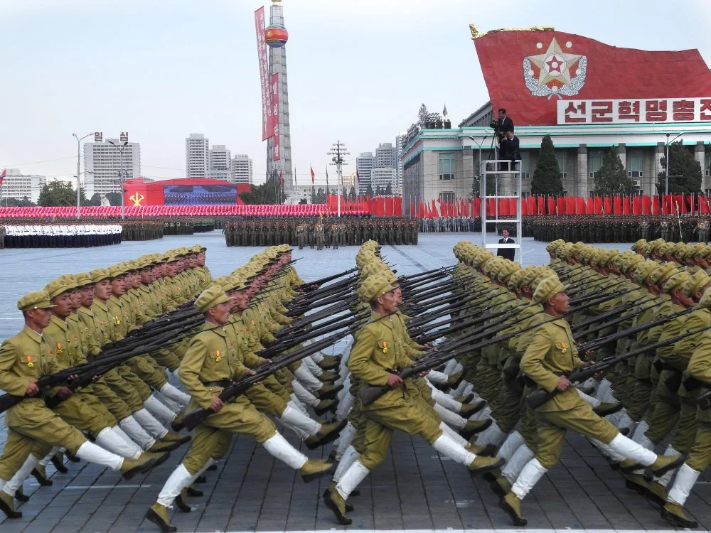 Ким Ир Сен алаңындағы Корея Еңбек партиясының 70 жылдығына арналған әскери шеру / Alamy