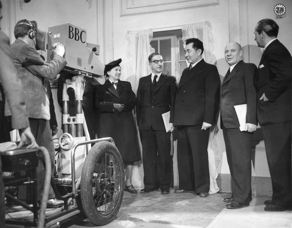 КСРО Жоғарғы кеңесінің делегациясы қатарындағы Қаныш Сәтбаев BBC радиокорпорациясында. 1947 жыл. Лондон / ҚР ОМ КФДЖА