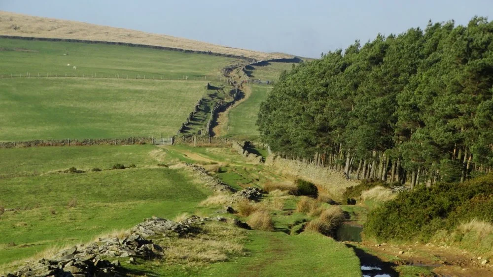 The old Roman Road at Hope Cross above Ladybower Reservoir/Wikimedia Commons 