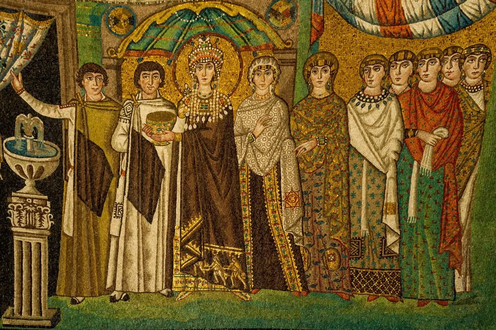 Императрица Феодора (жена Юстиниана) со свитой. Императрица тоже одета в пурпур. Мозаика базилики Сан-Витале. Равенна, Италия, 6 век/Legion-Media/Alamy