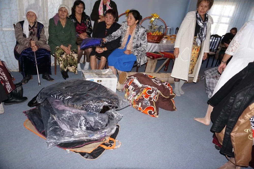 Қалың мал сыйлықтарды (киіт) табыстау. Жетісу облысы, Кербұлақ ауданы, Сарыөзек ауылы. 2014-2015 жылдар / Динара Абилденова