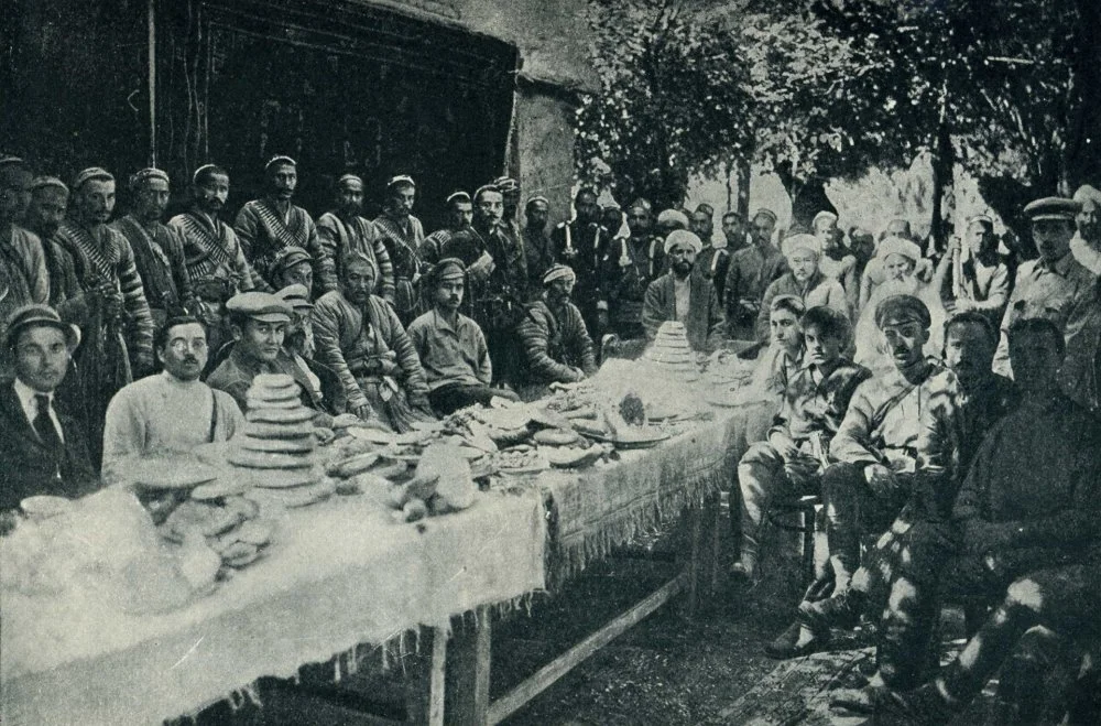 Басмашылардың көшбасшыларымен келіссөз. Ферғана, 1921 жыл / Wikimedia Commons
