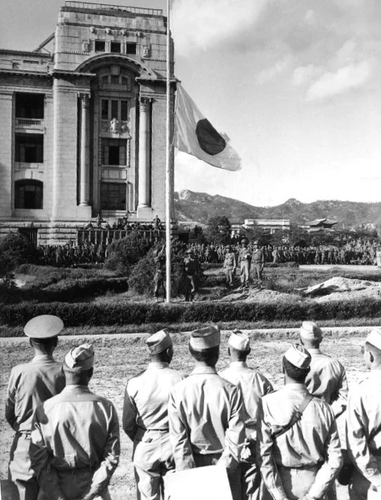 Спуск японского флага на здании генерального правительства. Церемония капитуляции в Сеуле. 9 сентября 1945 год/Official US Navy photo/USA National Archives