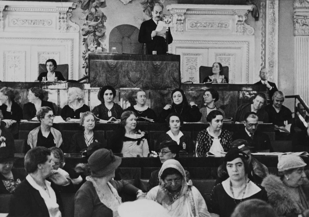 1935 жылғы 18 сәуірде Ыстанбұлдағы Йылдыз сарайында Әйелдердің сайлау құқығы мен тең азаматтығы үшін халықаралық альянсының XII конференциясының ашылуы / Getty Images