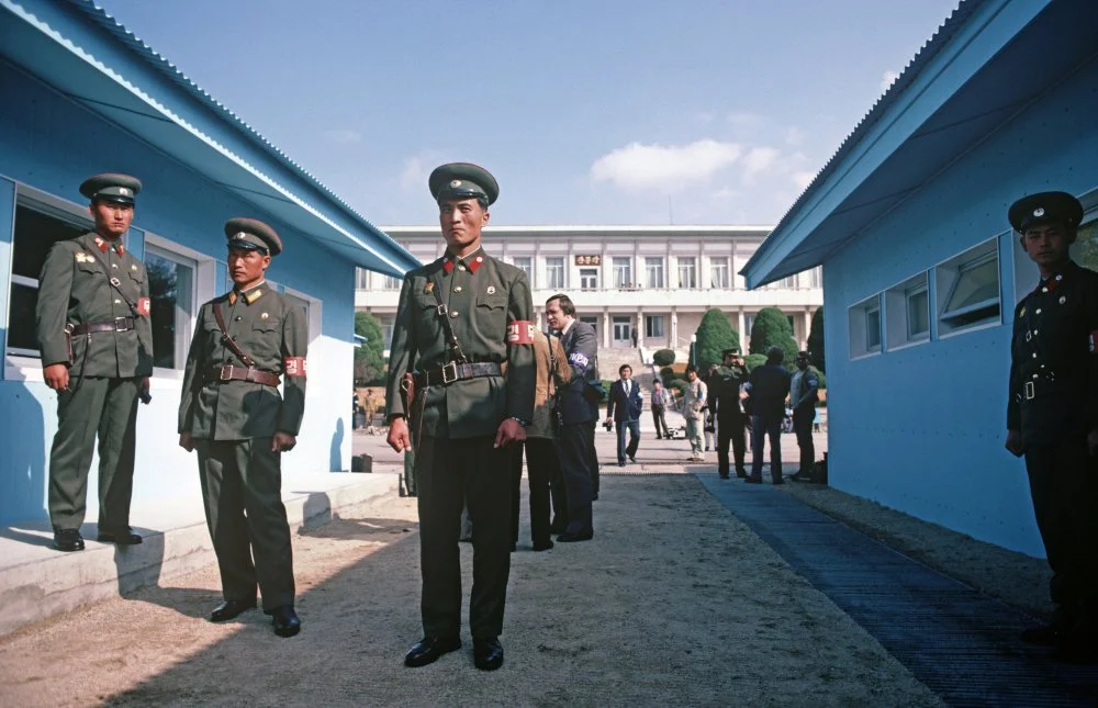 Пханмунджомдағы Оңтүстік және Солтүстік Корея келіссөздері барысында тұрған Солтүстік Корея сарбаздары / Alamy