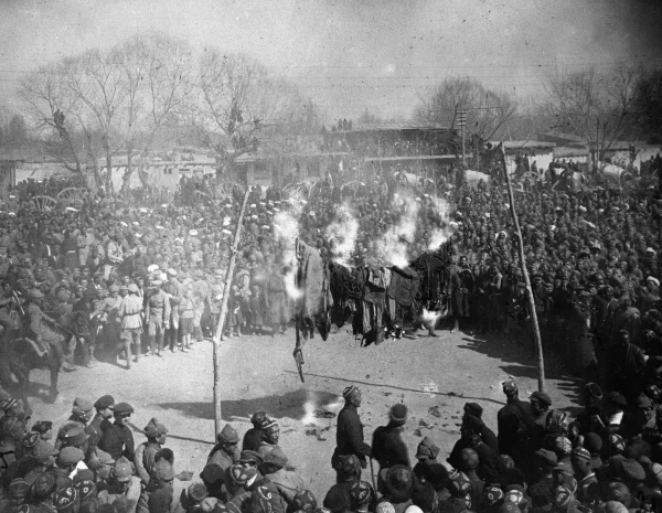 Сжигание чадры в Андижане в Международный женский день, 8 марта 1927 года / Большая советская энциклопедия / Wikimedia Commons