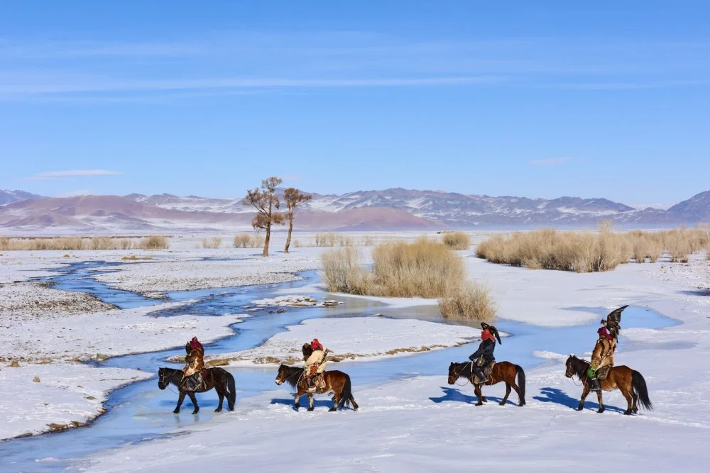 Охота с золотым орлом в Алтайских горах, зимний сезон / Getty Images