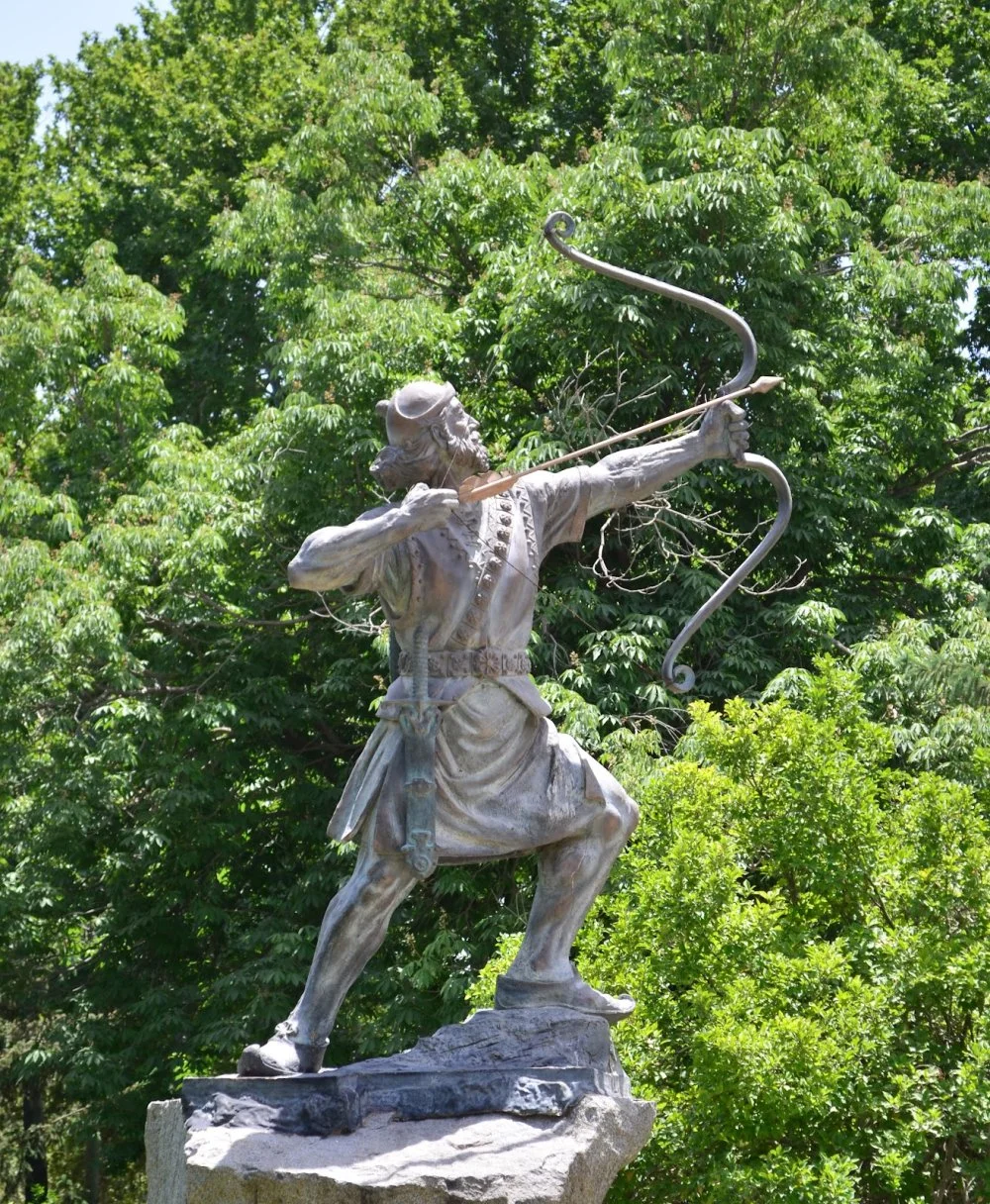 Дарафш. Саадабад кешеніндегі садақшы Ареш мүсіні. Тегеран, Иран / Wikimedia Commons