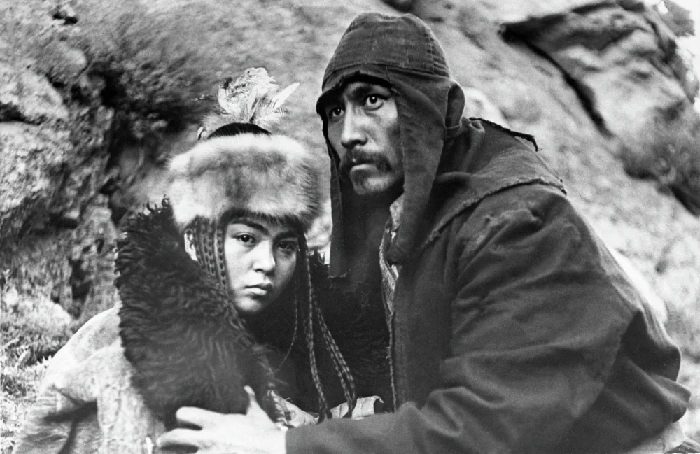 A shot from the film «Scarlet Poppies of Issyk-Kul» based on the novel by Alexander Sytin «Smugglers of the Tien Shan». Directed by Bolotbek Shamshiev. In the role of the border guard Karabalt — Honored Artist of the Kyrgyz SSR Suymenkul Chokmorov, in the role of Kalycha — actress Aiturgan Temirova. Kirghizfilm Film Studio. 1972/RIA News