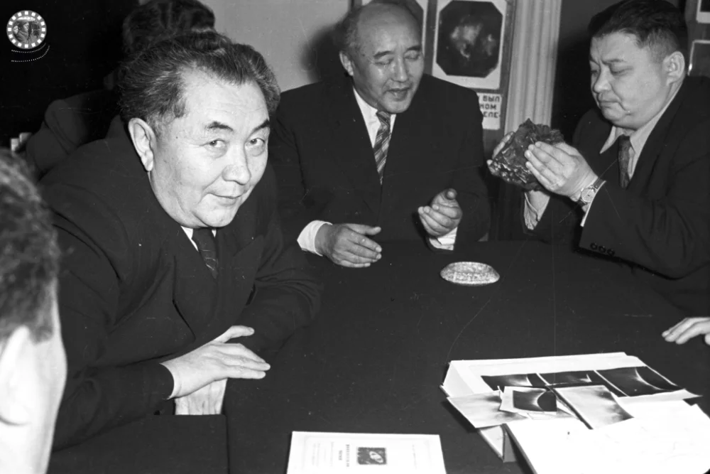 Достардың басқосуы. Солдан оңға қарай:  Қаныш Сәтбаев — геолог-ғалым, КСРО ҒА академигі; Мұхтар Әуезов — жазушы; Жұмабек Тәшенов — Қазақ КСР Жоғарғы кеңесінің төрағасы /  ҚР ОМ КФДЖА