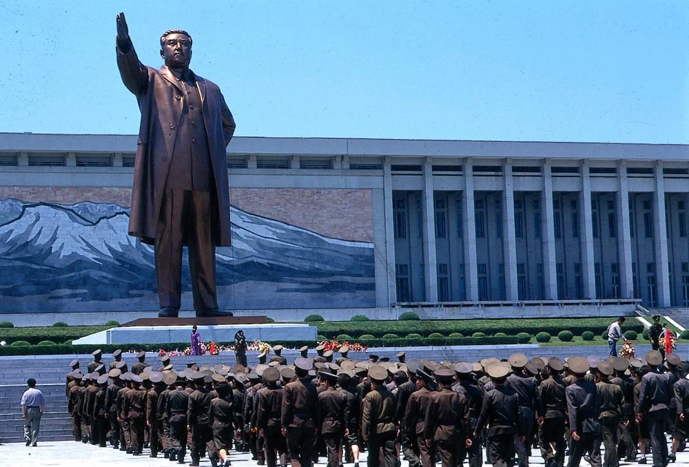 1962 жылы Мансудэ төбесіне орнатылған Ким Ир Сен мүсіні / Tatlow/ullstein bild via Getty Images