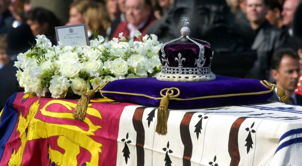 The Coffin Of The Queen Mother With A Wreath From The Queen. The Crown With Koh-i-noor Diamond Was Made For The Queen Mother For Her Coronation, 5 april 2002/Tim Graham Picture Library/Getty Images