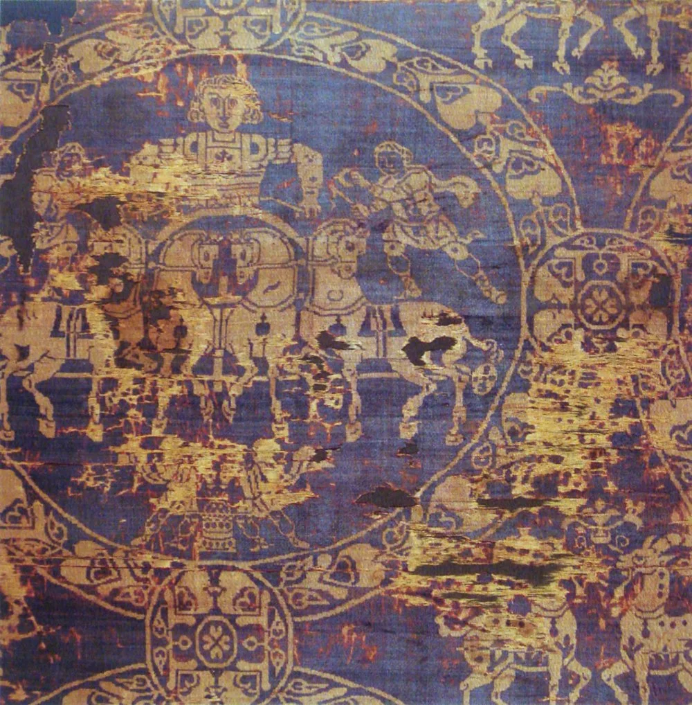 Ұлы Карлдың жібек жамылғысы, квадрига дизайны полихромды византиялық жібек, 9 ғасыр. Қызыл күрең және алтын түске боялған/Musée National du Moyen  ge, Paris