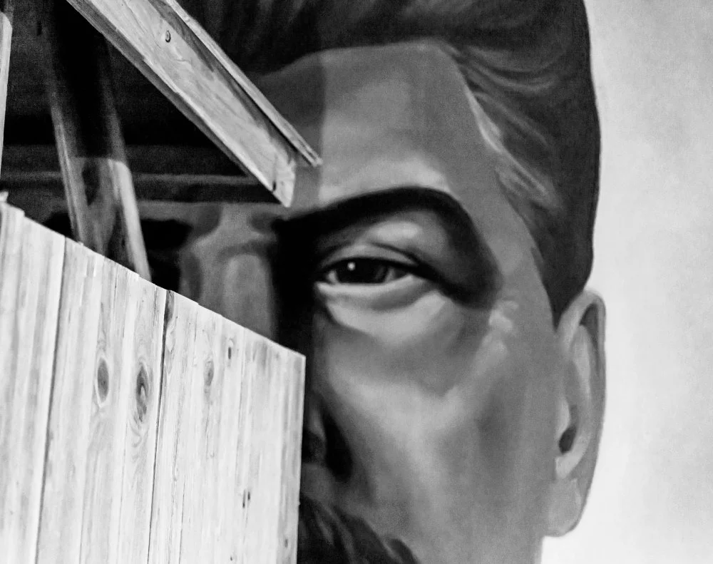 Бақылап тұрған Сталиннің портреті. Карлаг Мұражайы, Қазақстан / Alamy
