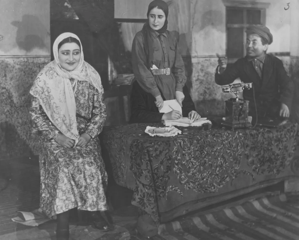 Қазақ драма театрының актрисалары З.Атабаева (ортада) мен Сыздықова (сол жақта) «Екі қыз» спектаклінде. Алматы, 1935 жыл / ҚР ОМ КФДЖА