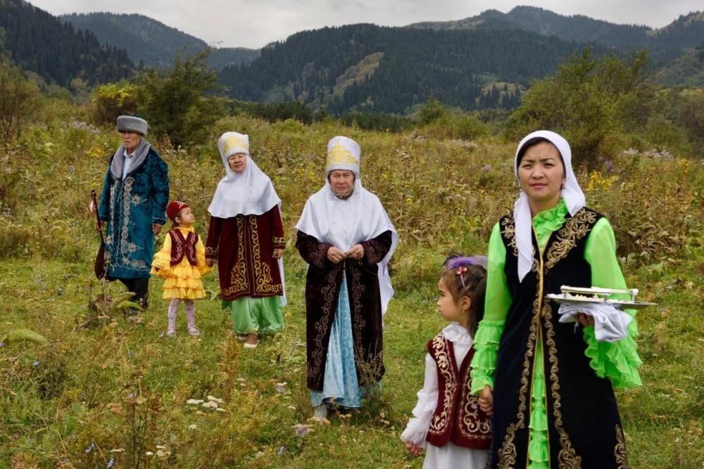 Семья после церемонии Тусау Кесу (разрезание пут на ногах ребенка) в селе Хунс недалеко от Алматы, Казахстан/Shutterstock