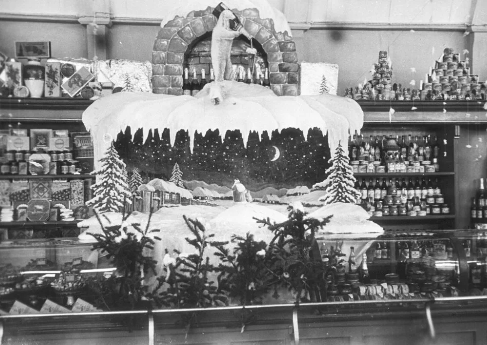 Alma-Ata, 1951. Gastronomic department of the store No. 4 "Gastronom" at the House of Ministries. In the photo: general view of the store's decorations for New Year's trade/From the public domain