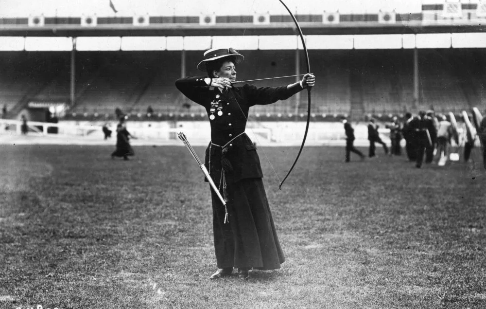 Миссис Э. Хилл-Лоу, обладательница бронзовой медали по стрельбе из лука среди женщин на Олимпийских играх 1908 года в Лондоне/Getty Images