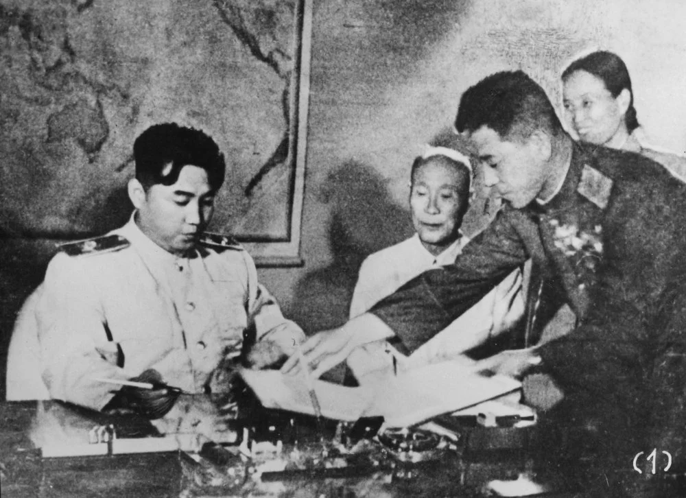 Ким Ир Сен подписывает перемирие с Южной Кореей в 1953 году/ Sovfoto/Getty Images