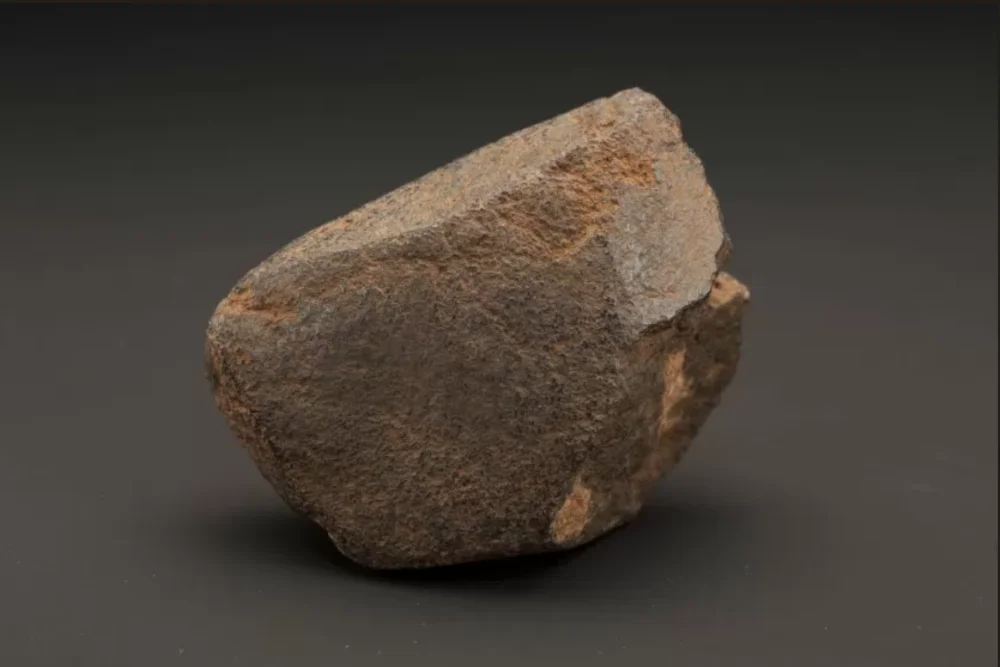 Твин Риверз тұрағында табылған гематит. Қиық жиегі минералды, мүмкін «қарындаш» ретінде пайдаланғанын көрсетеді/Discovered by: Larry Barham