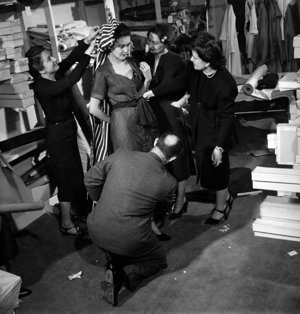 Кристиан Диор өзінің шеберханасының жетекшісі Маргарита ханым, модель және оның музасы Алла мен Меза Брикар қоршауында. 1950 жылы жаңа коллекция дайындық/Jean-Philippe CHARBONNIER/Getty Images
