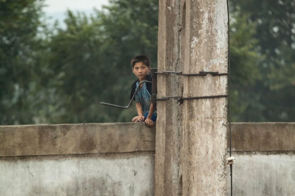 Мальчик на железнодорожной станции. Северная Корея/Alamy