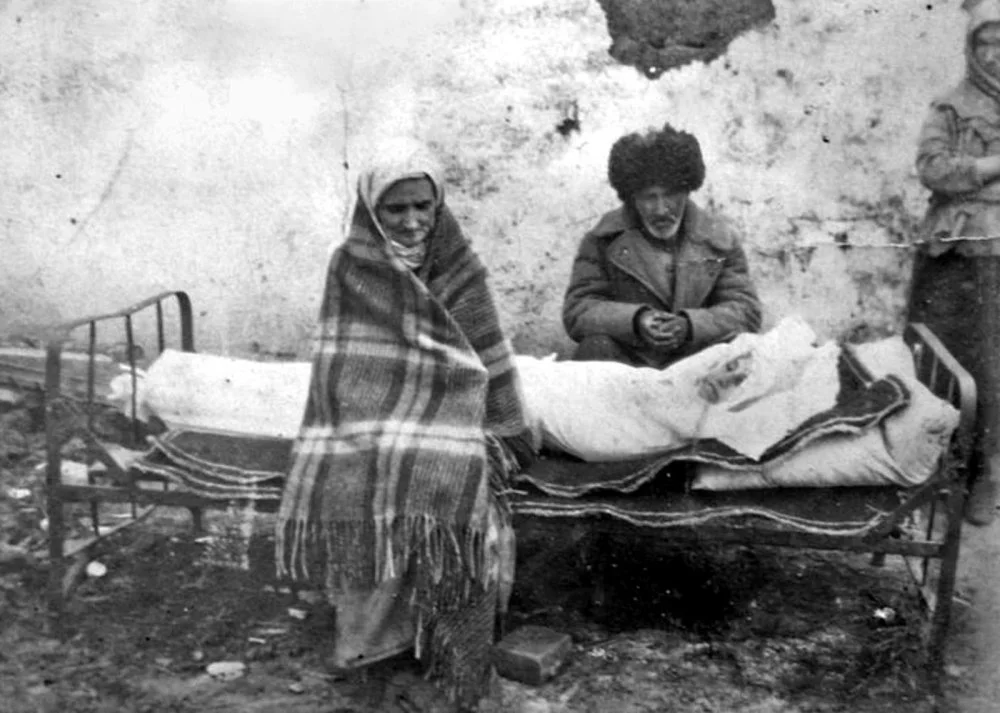 Ингушская семья Газдиевых у тела умершей дочери. Казахстан, 1944 год / Wikimedia Commons