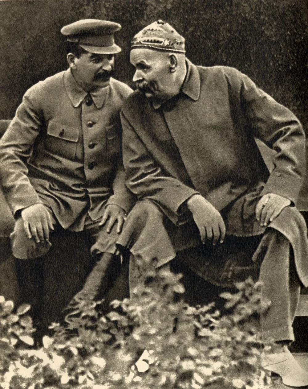 Иосиф Сталин и Максим Горький в сквере на Красной площади. 1931 / Wikimedia Commons