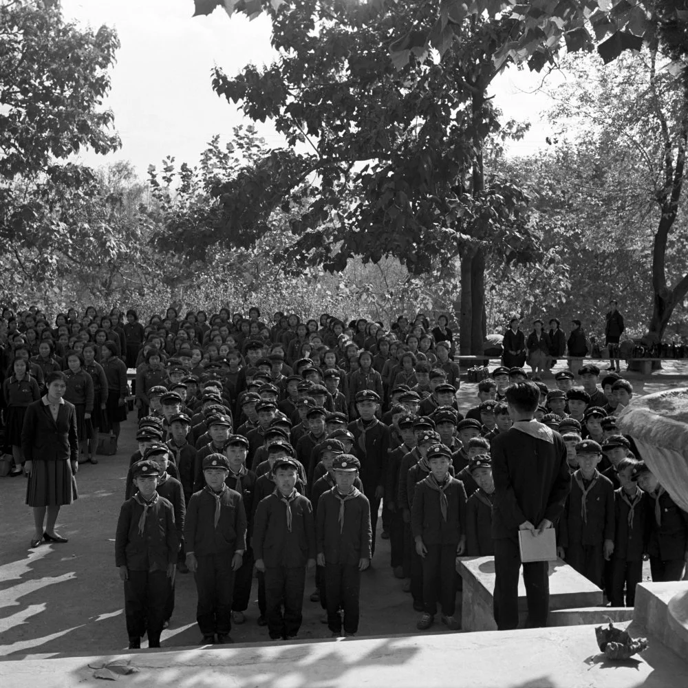 Северокорейские пионеры перед входом в музей Синчхона. 1971 год/Alamy