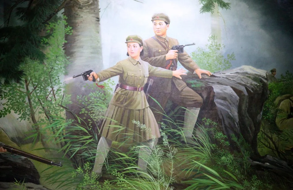 Фрагмент картины в Народном дворце учебы. Ким Чен Сук и Ким Ир Сен сражаются с японцами /Alamy