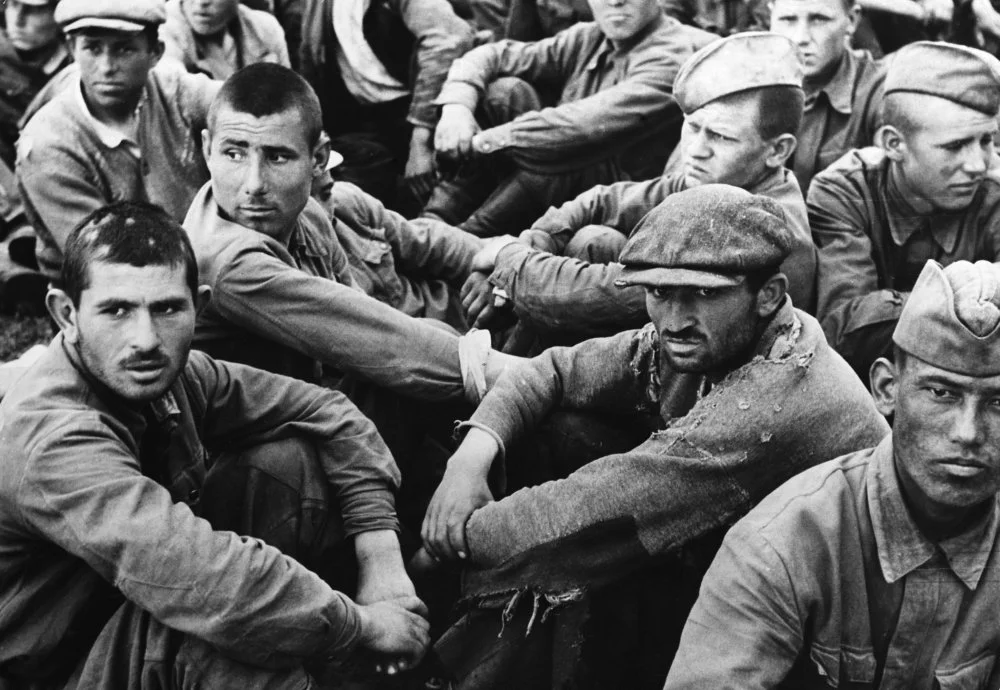 Тұтқындағы кеңес жауынгерлері / Hulton-Deutsch Collection / CORBIS / Corbis арқылы Getty Images