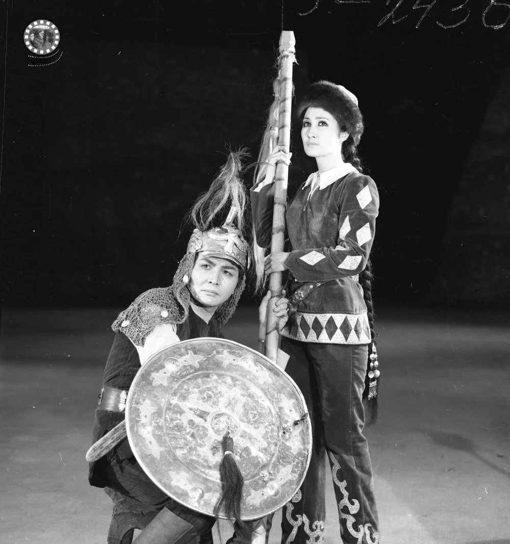 Мұхтар Әуезов атындағы Қазақ академиялық драма театрындағы «Қозы Көрпеш — Баян Сұлу» қойылымы. Қазақ КСР еңбек сіңірген әртісі Тілектес Мейрамов — Қозы Көрпеш рөлінде, 1984 жыл / ҚР ОМ КФДЖА