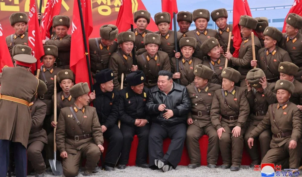 Ким Чен ЫН с офицерами корейской армии/Alamy
