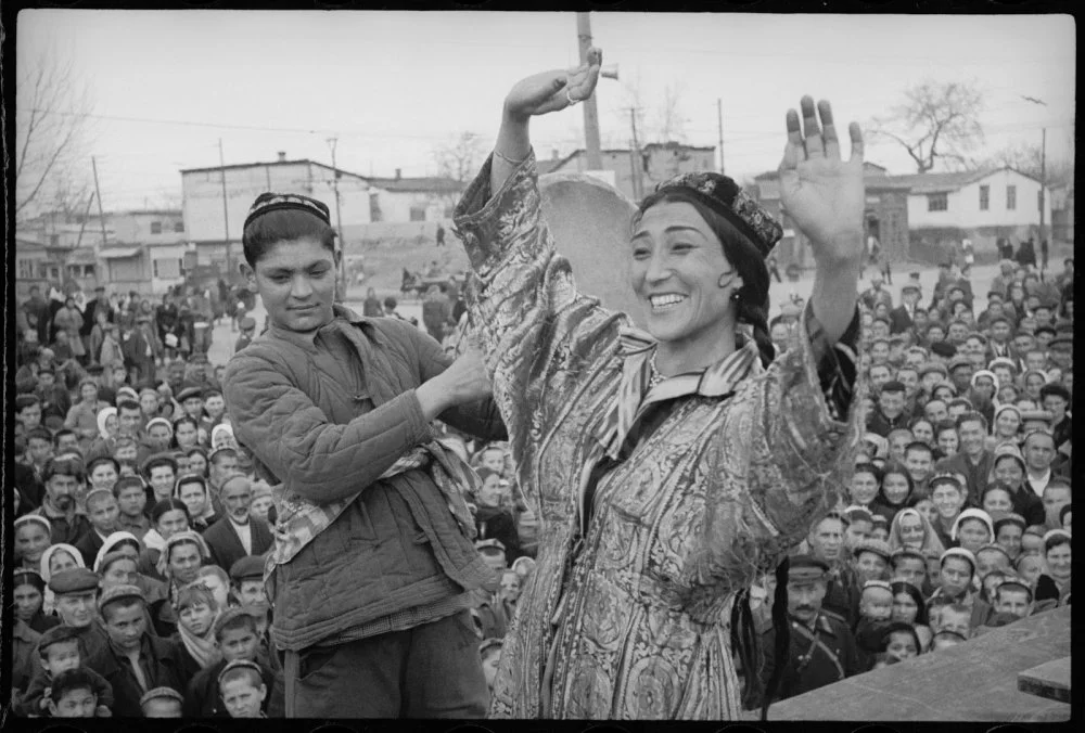 Мереке кезінде дойрашы сүйемелдеуімен өнер көрсеткен биші. 1930 жылдар / Getty Images