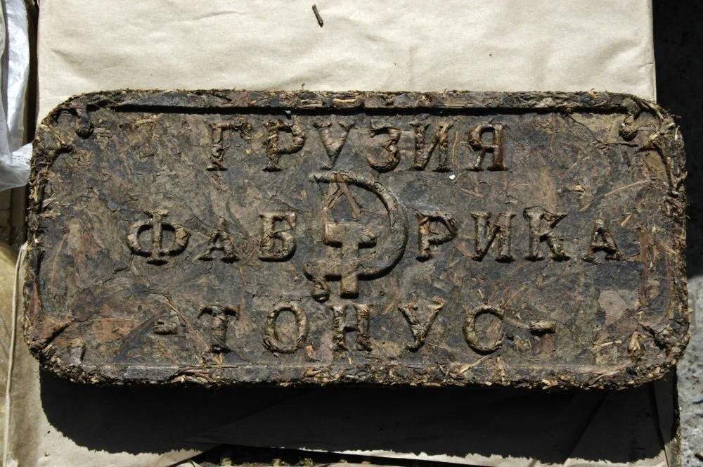 Tea brick with hammer and sickle and cyrillic script at the market Ulaangom Mongolei/Alamy