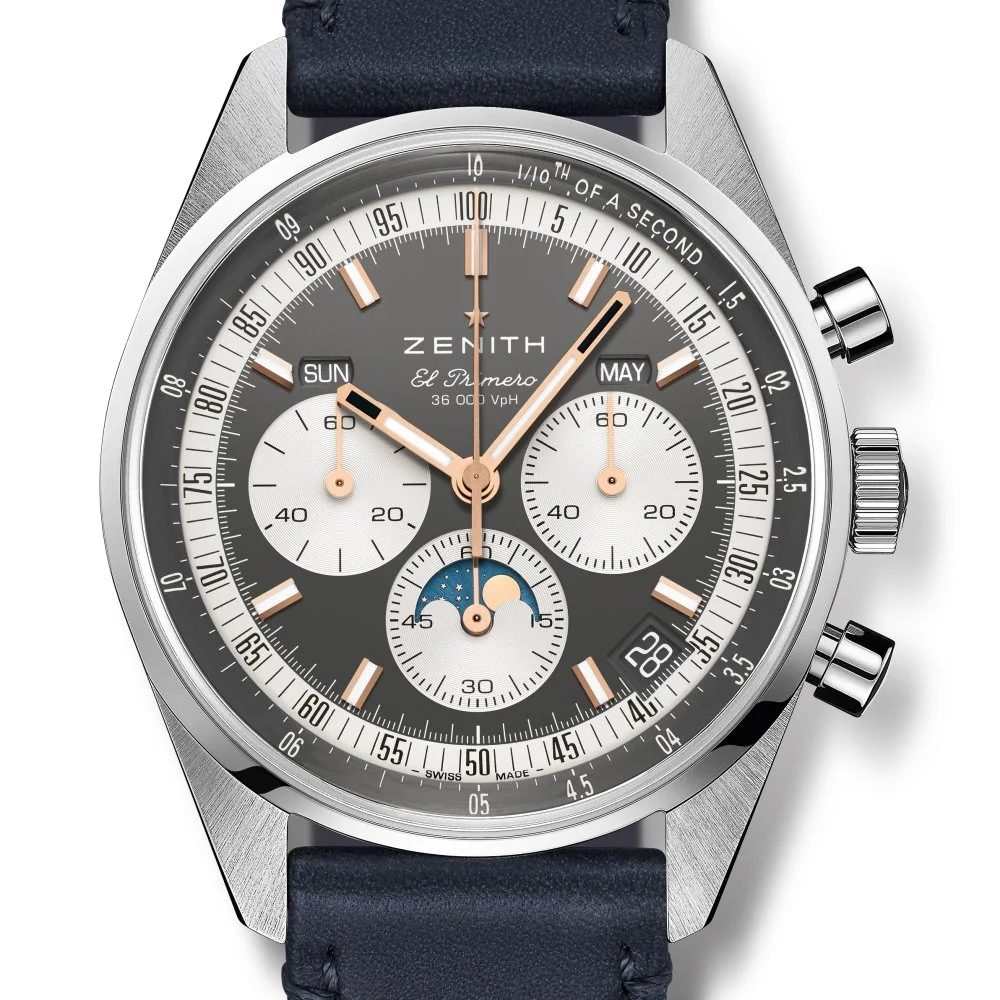 Zenith Chronomaster Original Triple Calendar — бұл 20 ғасырдағы ең әйгілі El Primero қозғалысының арқасында, секундтың 1/10 бөлігіне дейін санауға қабілетті классикалық хронограф. Жоғарғы түйме үлкен секунд тілін қосады және тоқтатады, төменгі түйме оны нөлге қайтарады. Циферблатта жиынтық есептегіш, күн және ай фазасының индикаторы бар/Баспасөз қызметінің архиві