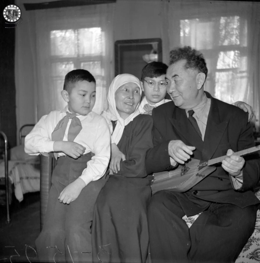 Отбасы ортасында домбыра шерткен Қаныш Сәтбаев. Алматы, 1950 жыл / ҚР ОМ КФДЖА