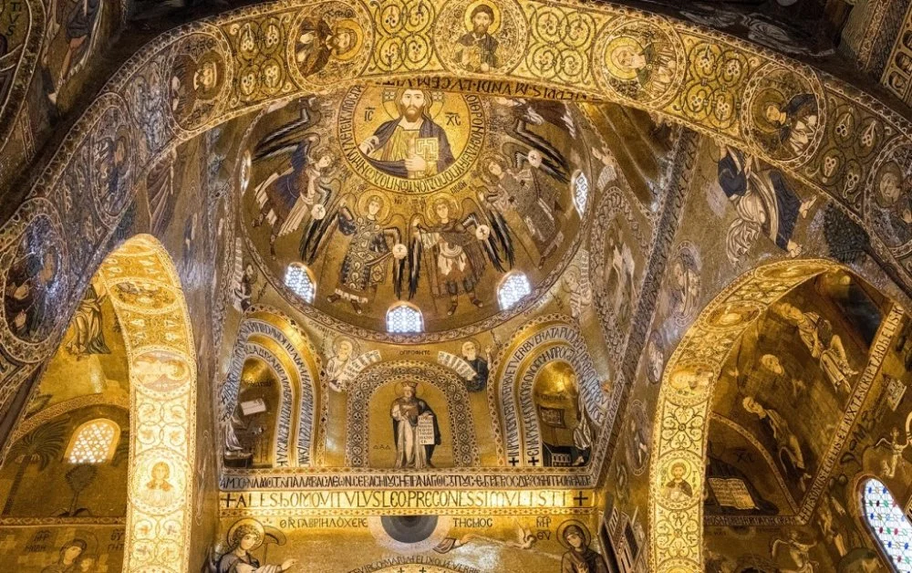 Mosaics of the Palatine Chapel. In the dome, Christ is a Pantocrator in a circle of angels. Italy, Palermo, 12th century / Alamy