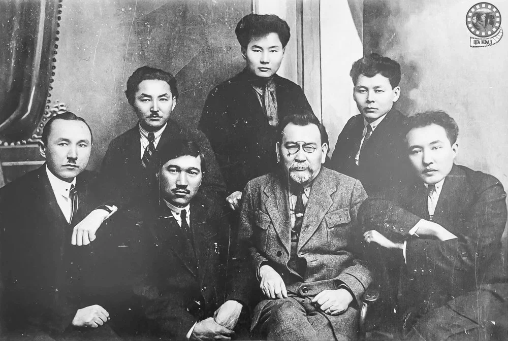 Члены партии «Алаш». Ахмет Байтурсынулы — второй справа в нижнем ряду / ЦГА КФДЗ
