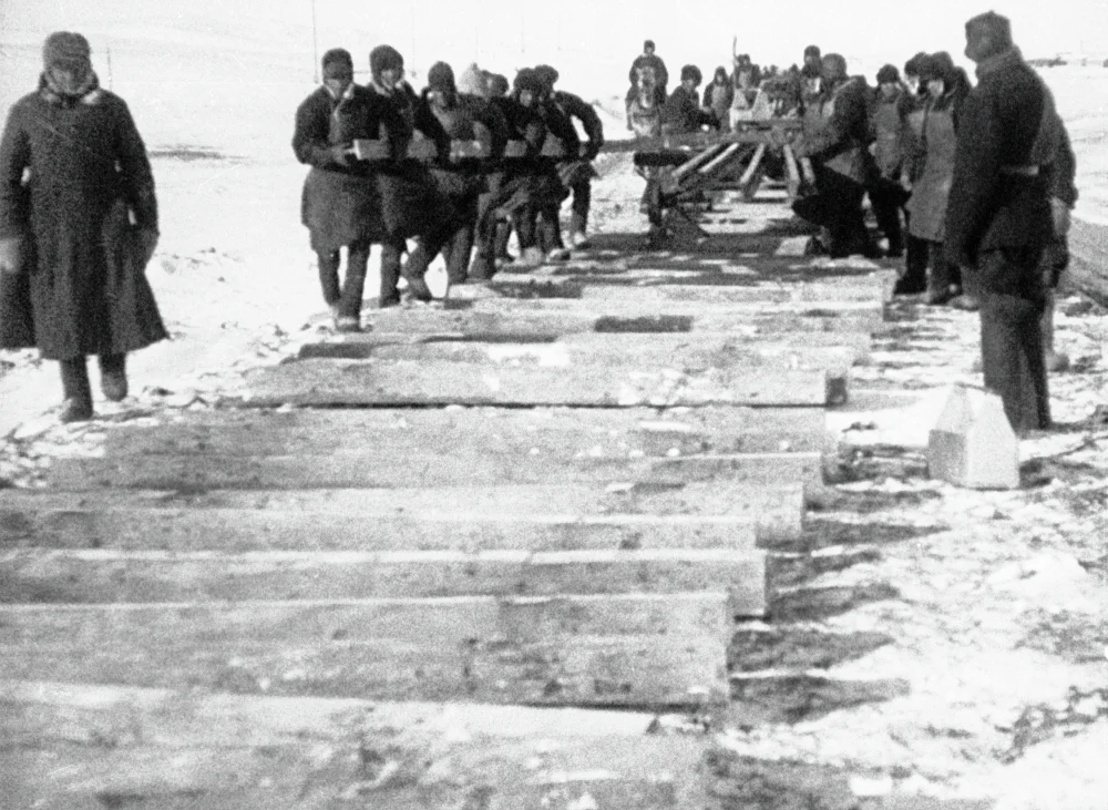 Workers lay sleepers at one of the construction sites of the Turkestan-Siberian Railway. The Kazakh ASSR. 1928/RIA 