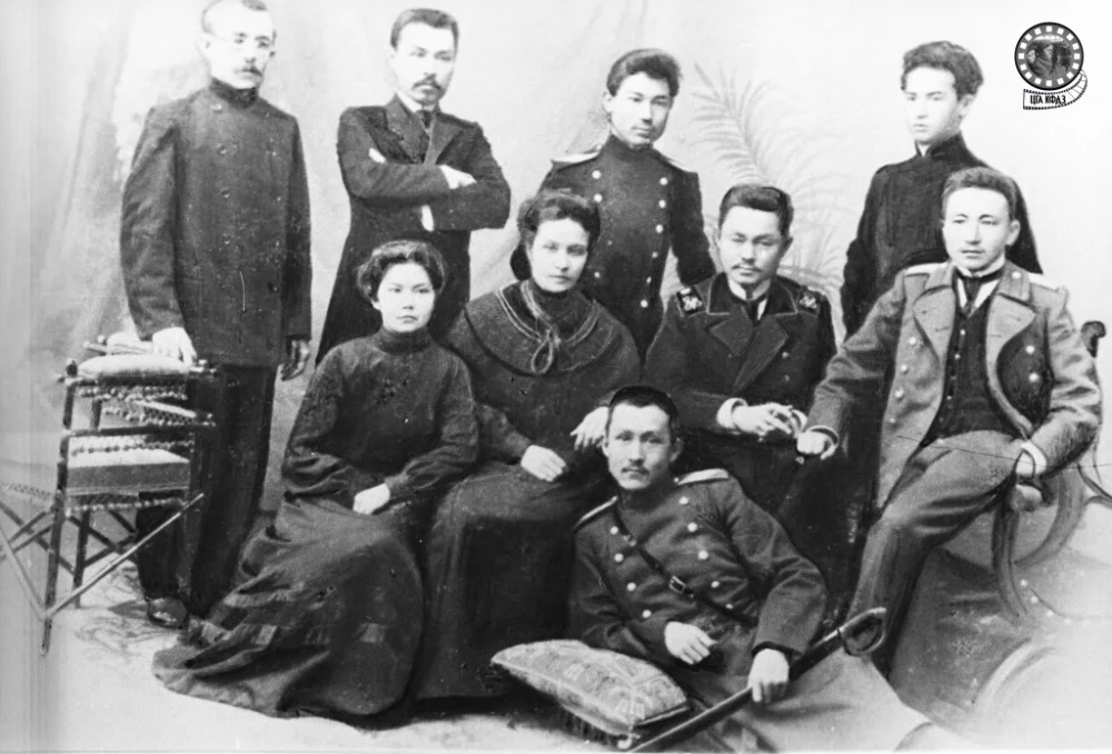 Санкт-Петербург Императорлық әскери-медицина академиясының студенті Х.Досмұхамедұлы (3-қатар, сол жақтан 3-ші) және І Александр атындағы теміржол транспорты институтының студенті М.Тынышбаев (2-қатар, оң жақтан 2-ші) жерлестерімен бірге.